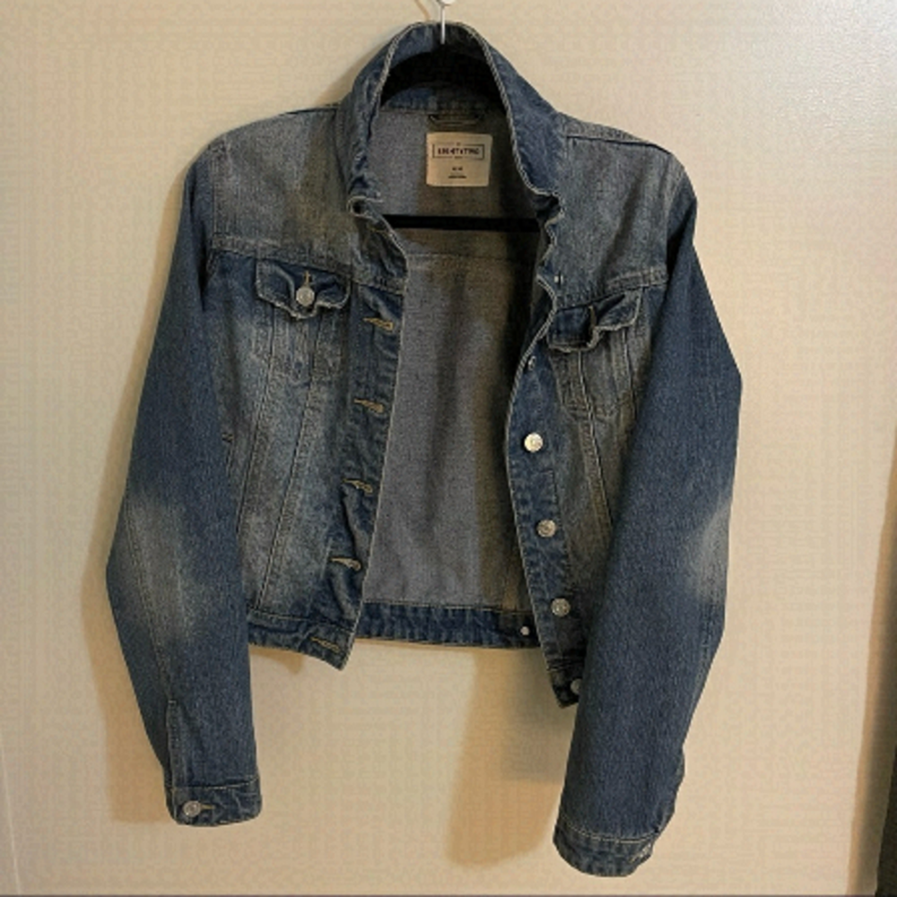 𝅺🎀 Eighty Two distressed jean jacket, Size med